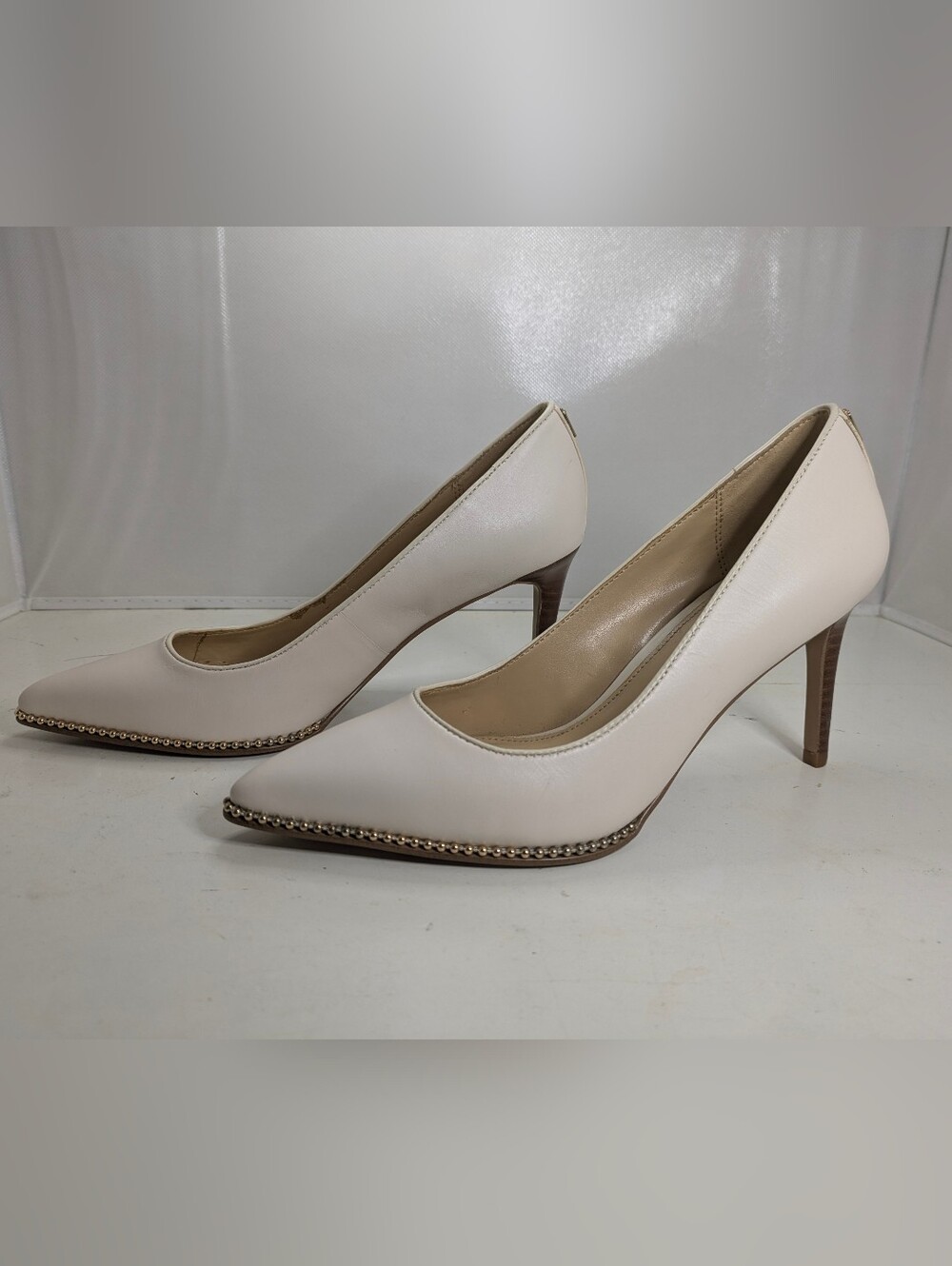 Coach Vonna Cream Leather Mid Heel Pump Gold Stud Size 6 - Picture 5 of 12